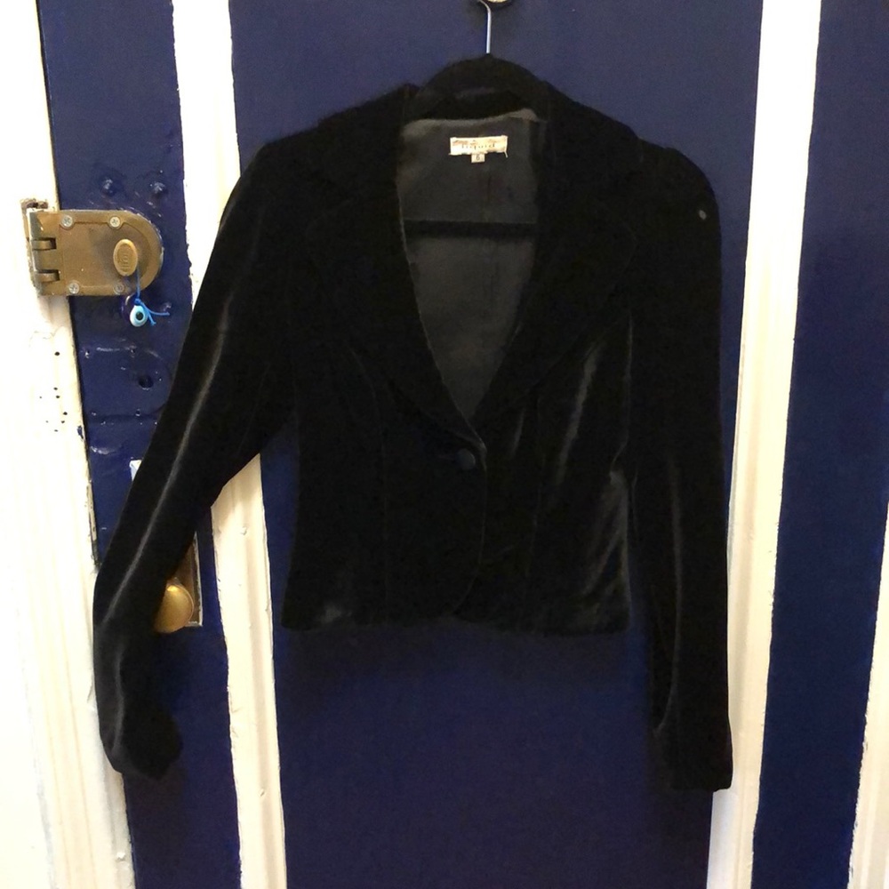 Black velvet single button blazer w back cinching.